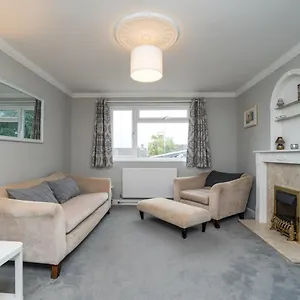 Pass The Keys Modern 2 Bedroom House With On Street Parking Holiday home